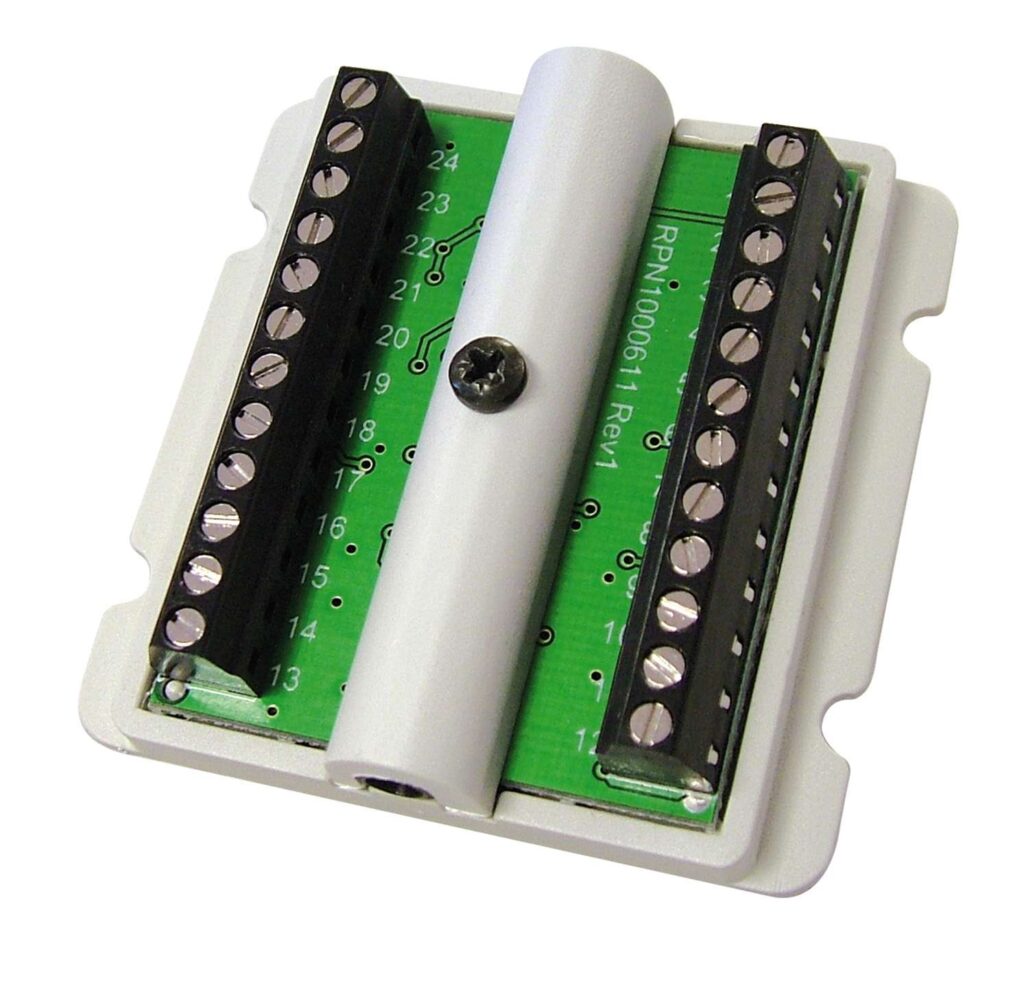 QT611: Quantec dispozitiv multifunctional programabil